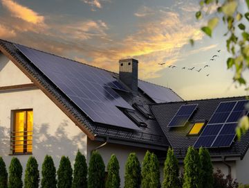 casa con placas solares recubriendo su tejado